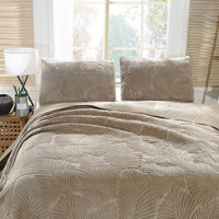 Textured Leaf Pattern Quilt Set